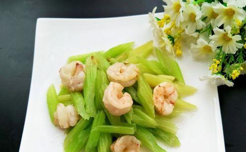 教你如何做出美味可口的以西芹炒虾仁（简单易学，让你秒变厨神）-第2张图片-美味行家