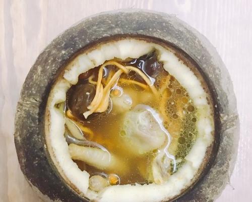 以乌鸡椰子花胶汤为基础的养生汤品（清热祛湿，滋阴润燥，助力健康）-第1张图片-美味行家
