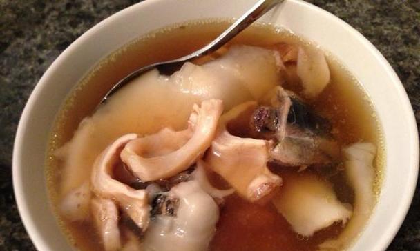 以乌鸡椰子花胶汤为基础的养生汤品（清热祛湿，滋阴润燥，助力健康）-第2张图片-美味行家