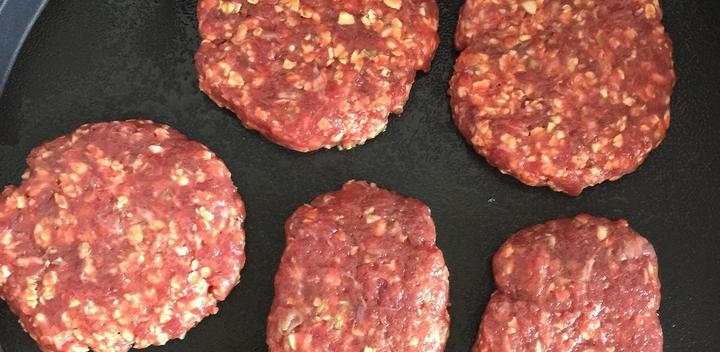 用简单的步骤制作美味的香煎牛肉饼（做法详解，让您轻松掌握烹饪技巧）-第1张图片-美味行家