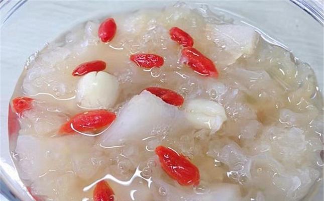 轻松制作营养美味的银耳莲子雪梨汤（家常煲汤，健康养生）-第3张图片-美味行家