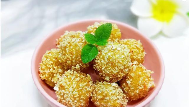 软绵土豆球的制作方法（如何制作松软美味的土豆球）-第3张图片-美味行家