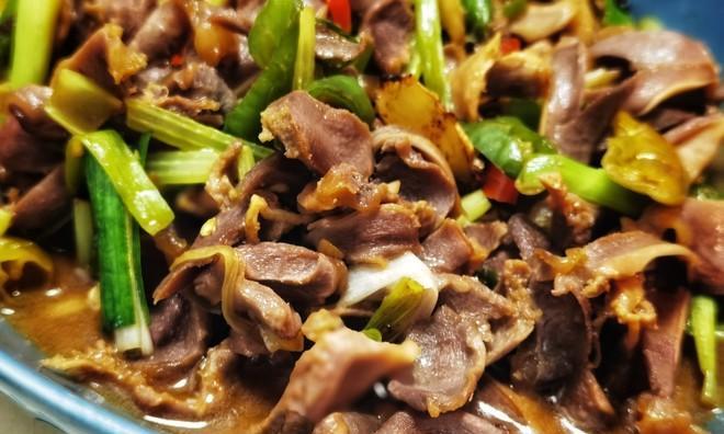 双椒炒鸭肠，美味又健康（家常美食，营养丰富的健康选择）-第1张图片-美味行家
