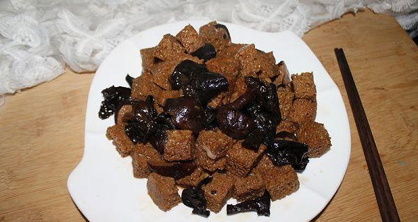 健康美味的素彩烤麸料理（以素彩烤麸为主角，打造健康美味的素食佳肴）-第3张图片-美味行家