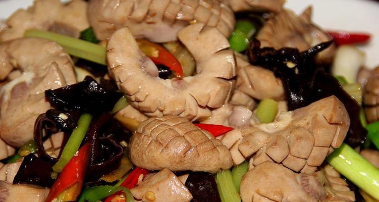 美食制作艺术——云耳炒腰花（传统美味口感升级，健康鲜美营养双丰收）-第1张图片-美味行家