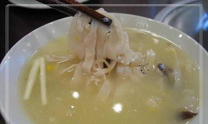 五彩鱼面——繁华都市的美味双倍享受（美食城市里，用五颜六色的面条打造绚烂色彩）-第2张图片-美味行家