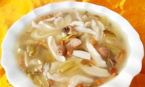 五彩鱼面——繁华都市的美味双倍享受（美食城市里，用五颜六色的面条打造绚烂色彩）-第1张图片-美味行家