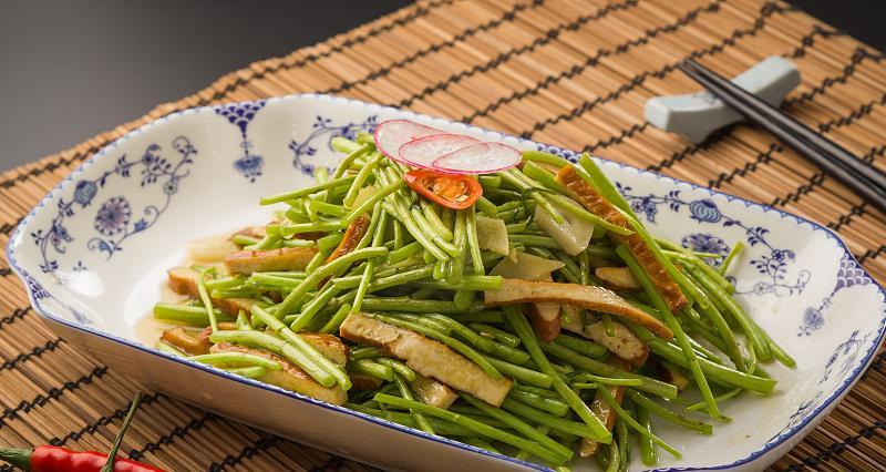 茼蒿杆炒香干的家常做法（健康美味，清爽开胃，营养丰富的素食佳肴）-第2张图片-美味行家