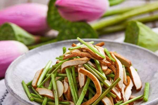 茼蒿杆炒香干的家常做法（健康美味，清爽开胃，营养丰富的素食佳肴）-第1张图片-美味行家