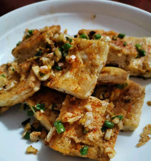 美味可口的铁板豆腐制作方法（一道口感丰富、色彩艳丽的家常菜肴）-第2张图片-美味行家