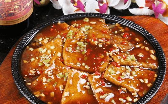 美味可口的铁板豆腐制作方法（一道口感丰富、色彩艳丽的家常菜肴）-第3张图片-美味行家