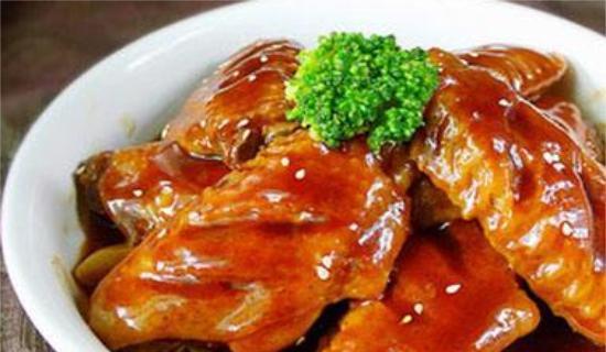 三汁焖鸡翅，妙趣横生（传统美食重现生机，鲜嫩入味又一道佳肴）-第1张图片-美味行家