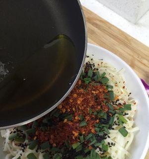 芝麻捞面的制作方法（学会制作芝麻捞面，让你的口味更出众）-第2张图片-美味行家