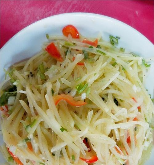 蒜香土豆丝的做法（一道美味可口的家常菜）-第1张图片-美味行家
