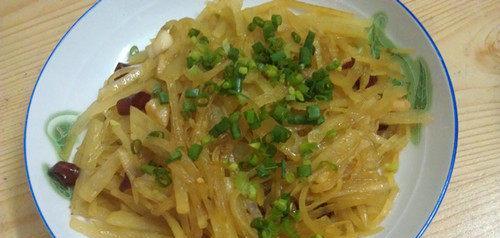 蒜香土豆丝的做法（一道美味可口的家常菜）-第3张图片-美味行家