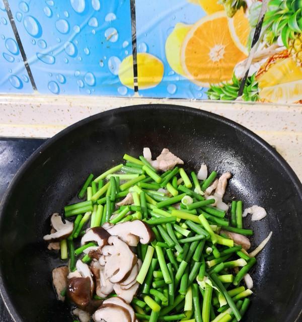 家常美食，香菇蒜苔炒肉的做法（学会这道菜，让你成为家庭美食大厨）-第1张图片-美味行家
