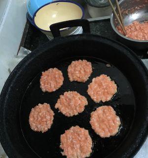美食教程（手把手教你制作美味鲜虾萝卜饼，轻松享受美食盛宴！）-第2张图片-美味行家