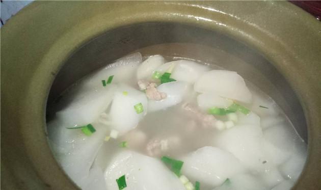 以瑶柱白萝卜排骨汤为主的家常菜做法（传统汤品口感升级，用少量材料也能做出美味佳肴）-第3张图片-美味行家