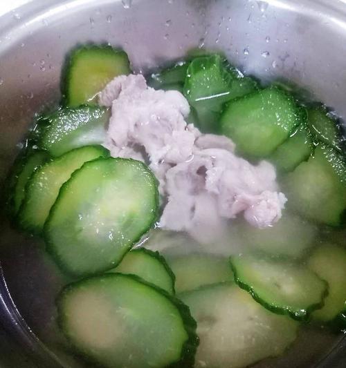 山药黄瓜肉片汤的做法（营养丰富的家常汤菜/山药和黄瓜的搭配/丰富多彩的口感）-第3张图片-美味行家