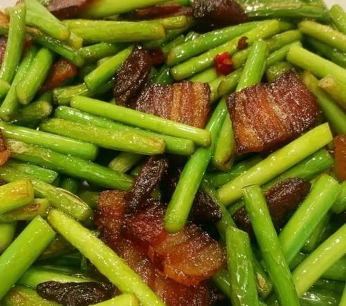 手撕腊肉制作方法（用料简单，口感香醇，快速制作美味手撕腊肉）-第3张图片-美味行家