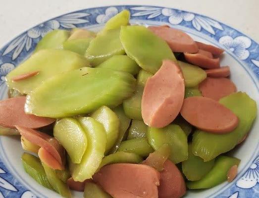 莴笋炒香肠，美味健康又简单（用新鲜莴笋和肉香浓郁的香肠，烹饪一道家常小菜）-第3张图片-美味行家