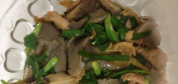 小平菇炒瘦肉，营养美味又简单（以小平菇为主角的营养搭档——瘦肉，一起炒出多样化美味）-第1张图片-美味行家