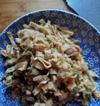 五花肉煮菜干的美食诀窍（掌握正确的煮法，让肉质鲜嫩，干菜入味）-第2张图片-美味行家