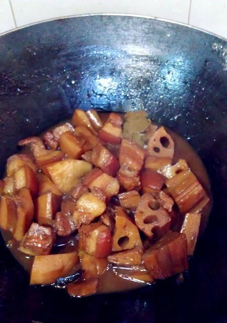 五花肉煮菜干的美食诀窍（掌握正确的煮法，让肉质鲜嫩，干菜入味）-第1张图片-美味行家