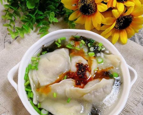 香菜肉馅大馄饨的制作方法（家常美味大馄饨，满足你的味蕾）-第2张图片-美味行家