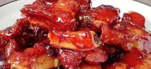 学做糖醋排骨——用土豆版口感更佳（传统美味升级，用土豆让排骨更香更嫩）-第2张图片-美味行家