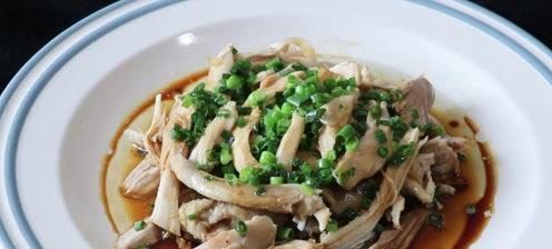 用手撕葱油鸡，轻松做出口感极佳的美食（一步步教你如何烹制这道美味佳肴）-第3张图片-美味行家