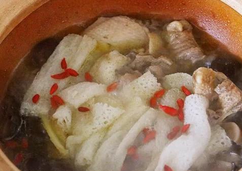 以玉带竹荪鸡汤为食，滋润身心（体验滋补佳品，提高免疫力）-第3张图片-美味行家
