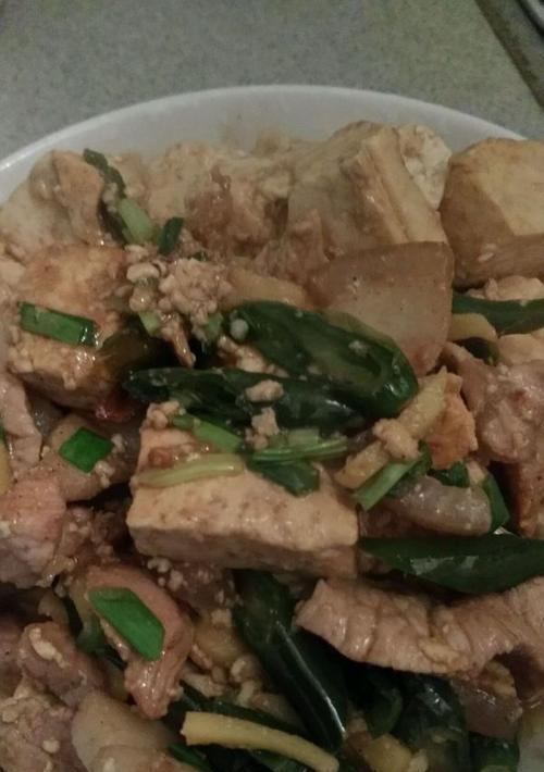 清爽美味的油菜豆腐炒肉做法（简单易学，健康美食）-第1张图片-美味行家