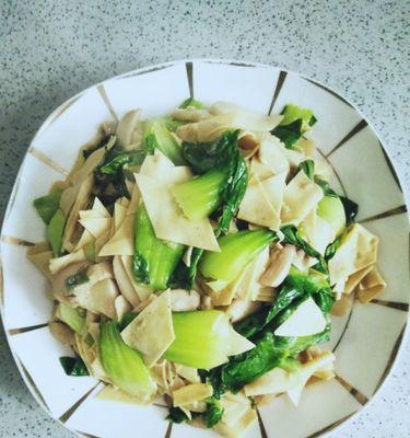 清爽美味的油菜豆腐炒肉做法（简单易学，健康美食）-第2张图片-美味行家