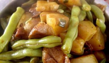 土豆豆角炖肉，家常美味不可少（用最简单的方法，做出最香甜可口的土豆豆角炖肉）-第1张图片-美味行家