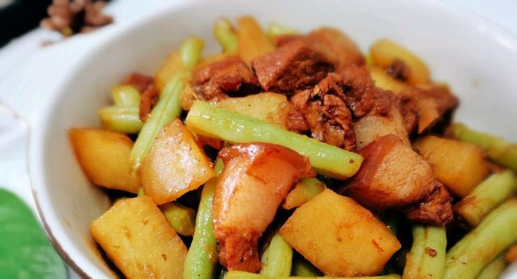 土豆豆角炖肉，家常美味不可少（用最简单的方法，做出最香甜可口的土豆豆角炖肉）-第3张图片-美味行家