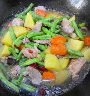 土豆豆角炖肉，家常美味不可少（用最简单的方法，做出最香甜可口的土豆豆角炖肉）-第2张图片-美味行家