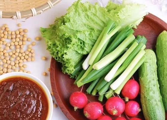 美味健康的小葱蘸酱菜（一份独特的风味，带给你舌尖的美妙体验）-第1张图片-美味行家