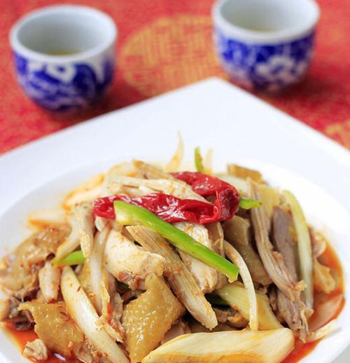 四川椒麻鸡的制作方法（领略辣味与麻香的美食，掌握四川椒麻鸡的制作）-第2张图片-美味行家