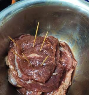 手把手教你做美味牛排（15个简单步骤，让你轻松掌握牛排的烹饪技巧）-第2张图片-美味行家
