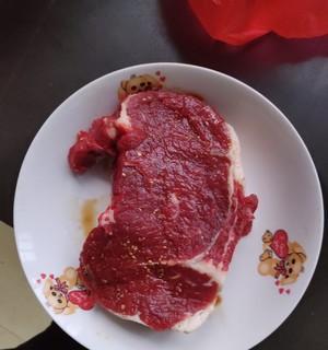 手把手教你做美味牛排（15个简单步骤，让你轻松掌握牛排的烹饪技巧）-第1张图片-美味行家