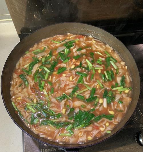 香辣炝锅肉片面，美味又下饭！（家常炝锅肉片面做法，香辣可口，简单易学，爆料秘诀！）-第2张图片-美味行家