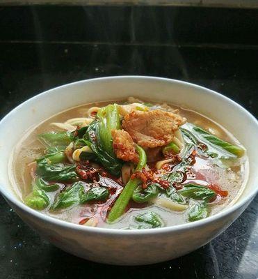 香辣炝锅肉片面，美味又下饭！（家常炝锅肉片面做法，香辣可口，简单易学，爆料秘诀！）-第3张图片-美味行家