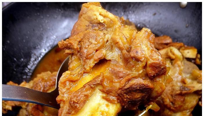 营养大骨头的烹饪技巧（做出美味的大骨汤，营养又美味）-第2张图片-美味行家