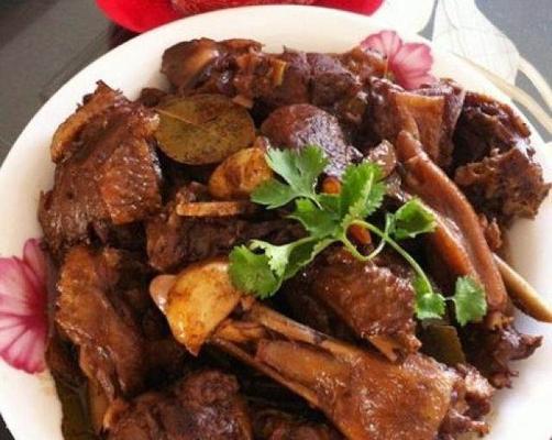 用土豆炖鸭肉，营养美味又简单（家常菜谱，让你做出好吃的土豆炖鸭肉）-第3张图片-美味行家
