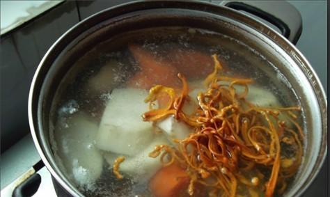 神奇食材的炖汤艺术（以无花果虫草花为主角的养生美味）-第1张图片-美味行家