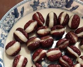 手把手教你制作双色芝麻糯米糕（以糯米为主料，美味可口的传统小吃；）-第1张图片-美味行家