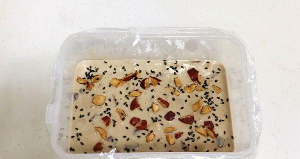 手把手教你制作双色芝麻糯米糕（以糯米为主料，美味可口的传统小吃；）-第2张图片-美味行家