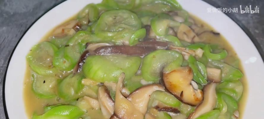 香菇烧丝瓜的做法（精选食材，健康美味；一道好菜，让你欲罢不能）-第2张图片-美味行家