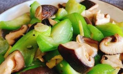 香菇烧丝瓜的做法（精选食材，健康美味；一道好菜，让你欲罢不能）-第3张图片-美味行家